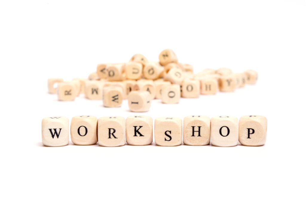 Das Wort Workshop steht auf einzelnen Holzwürfelchen, wie beim Spiel Scrabble